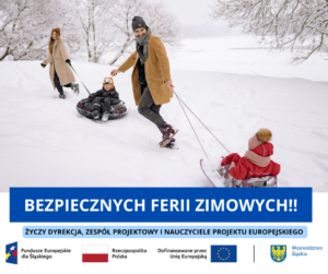 Rodzice ciągnący dzieci na sankach.