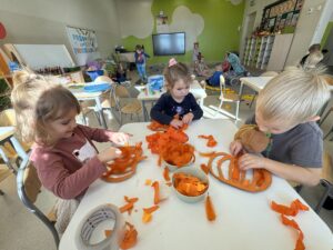 grupa dzieci tworząca sensoryczną dynie