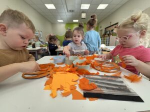 grupa dzieci tworząca sensoryczną dynie