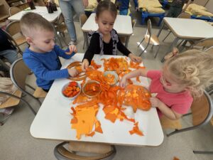 grupa dzieci tworząca sensoryczną dynie