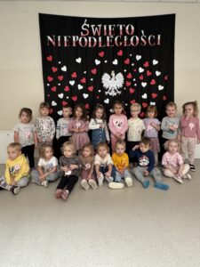 Stojaca grupa dzieci