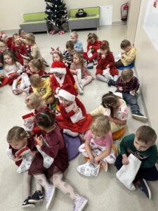 dzieci siedzące na poduszkach