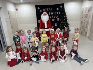 grupa dzieci z świętym mikołajem