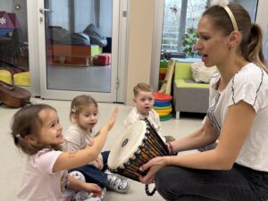 dziewczynka uderza w bebenek