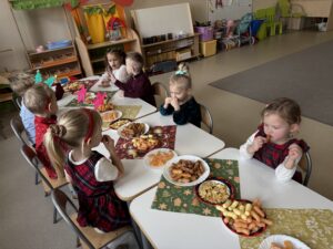 grupa dzieci spożywająca posiłek