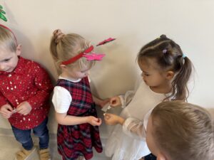 dziewczynki dzielą się opłatkiem