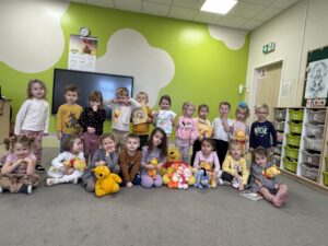 grupa dzieci w sali przedszkolnej z bohaterami bajki "Kubuś Puchatek i Przyjaciele"
