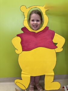 dziewczynka w fotobudce Kubusia Puchatka