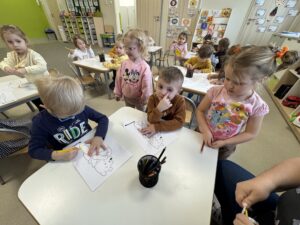 grupa dzieci kolorująca