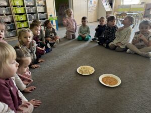 dzieci siedzące w kole