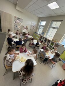 grupa dzieci jedząca popcorn