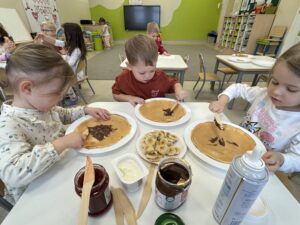 Dzieci przygotowujące naleśniki