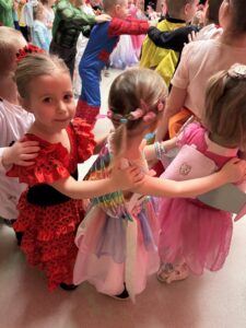 Dzieci bawiące się w "pociąg"