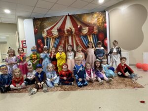 Grupa dzieci w strojach karnawałowych