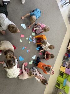 Dzieci siedzące na dywanie.