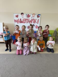 Grupa dzieci stojąca w dwóch rzędach