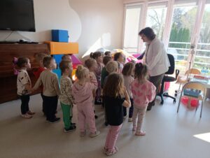 grupa dzieci stająca przy Pani stomatolog.