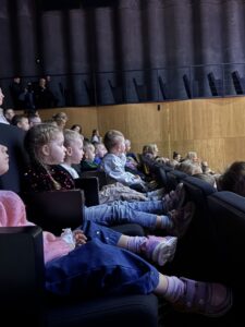 grupa dzieci siedząca na widowni