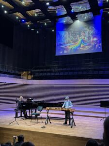 Scena na której znajdują się osoby grające na instrumentach