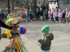 Dziecko polewające marzanne