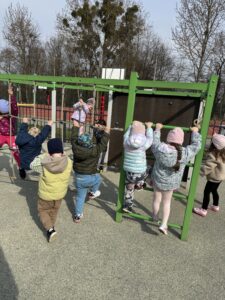 grupa dzieci wspinająca się