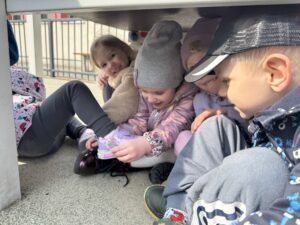 grupa dzieci siedząca na ziemi