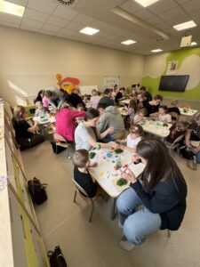 grupa osób siedząca przy stolikach