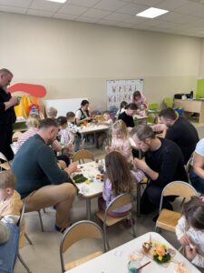 grupa osób siedząca przy stolikach