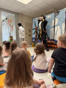 dzieci oglądające spektakl