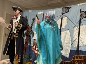 Dwójka aktorów na scenie