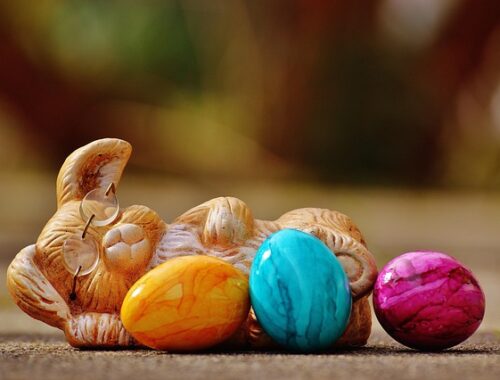 obrazek przestawiający kolorowe jajka oraz zajączka
