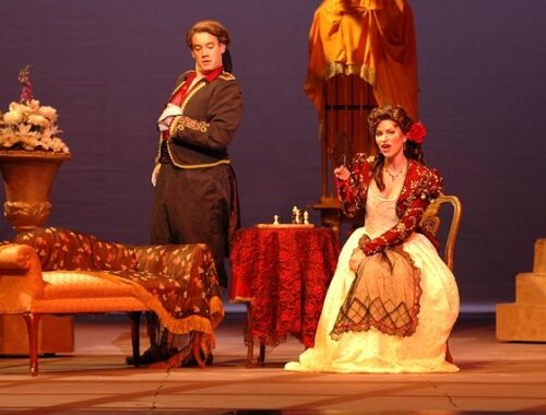 dwójka aktorów na scenie