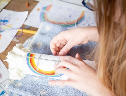 dłonie dziecka wykonujące prace plastyczną.