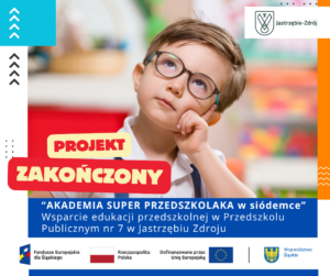 chłopiec w okularach podtrzymujący głowę dłonią