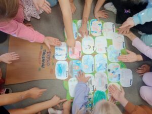 drzewo z papieru z kolorowymi kartkami oraz rękoma dzieci