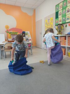 dzieci skaczące w workach