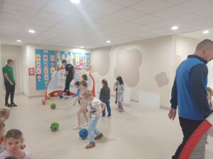 grupa dzieci grająca w piłkę nożną