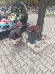 dziecko pod krzyżem