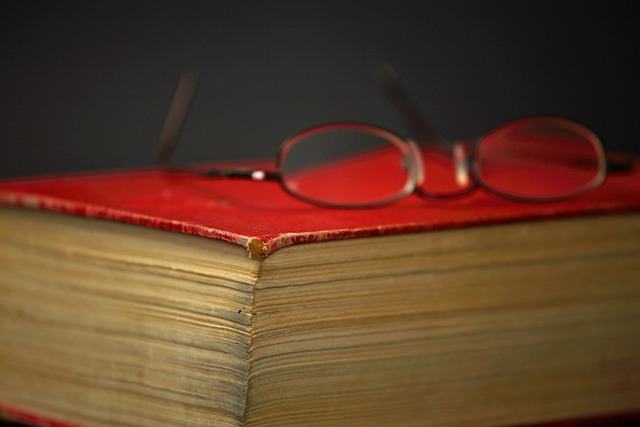 książka na której leżą okulary