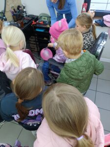dzieci w salonie fryzjerskim