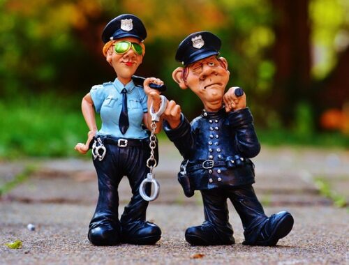 dwóch zabawkowych policjantów