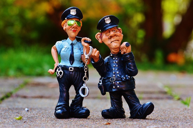 dwóch zabawkowych policjantów